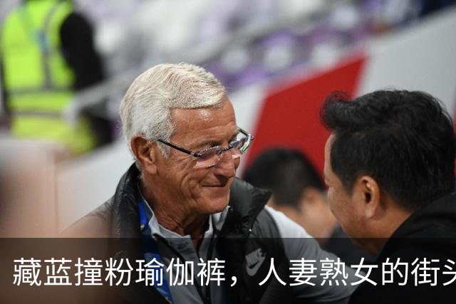 藏蓝撞粉瑜伽裤，人妻熟女的街头松弛穿搭